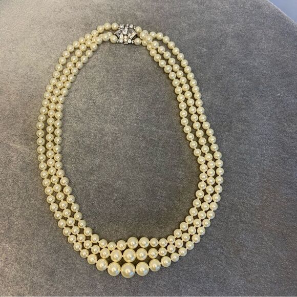 JACKIE kennedy inspired triple layered strand faux pearl rhinestone necklace - Picture 4 of 11